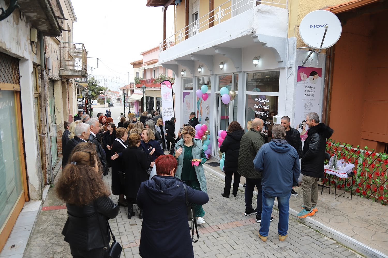 Κόσμος στα εγκαίνια του ινστιτούτου